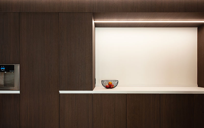 Kitchen cabinets in Master Master Oak panels with high stain resistance